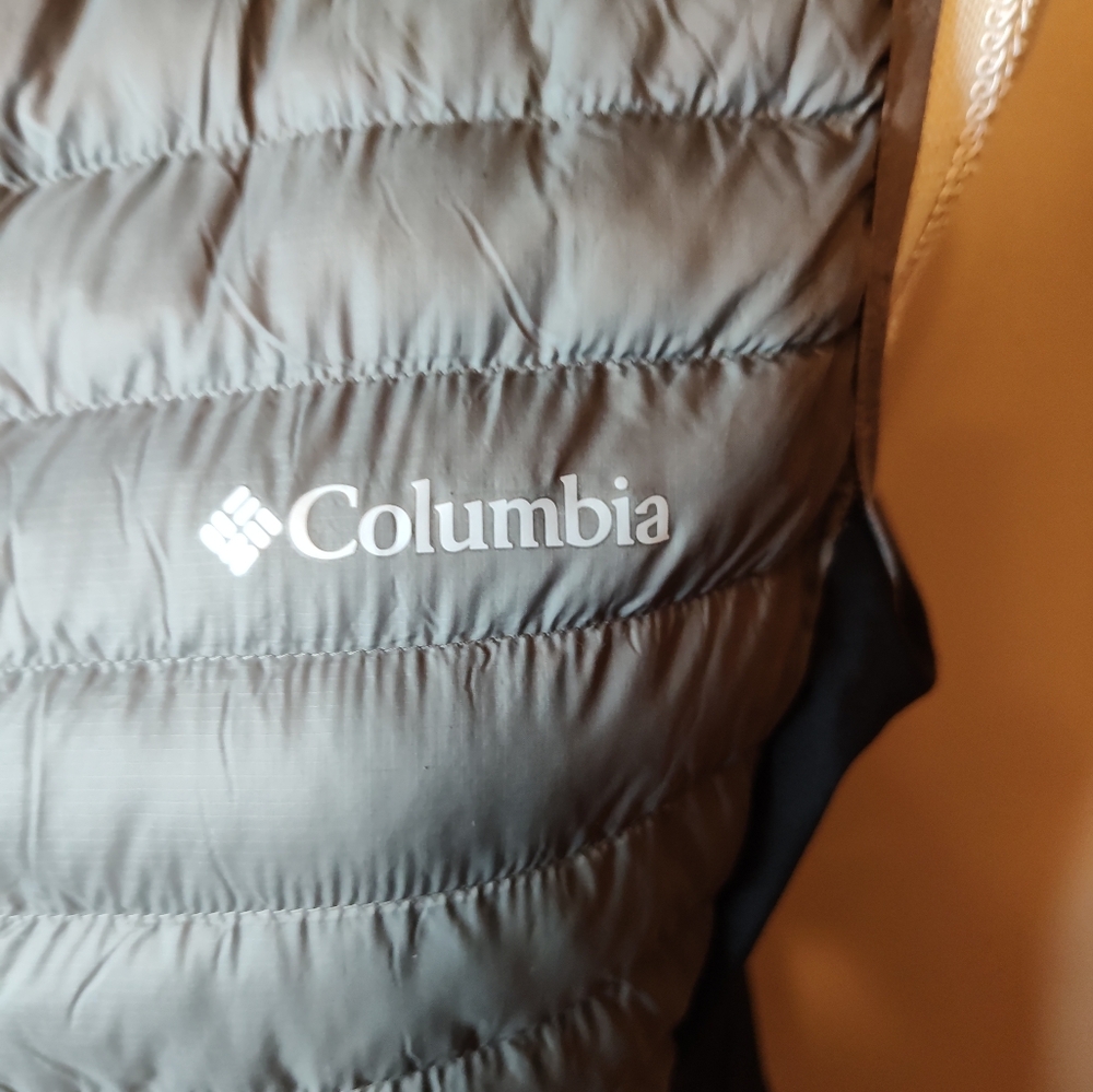 Columbia Woman's Full Zip Light Weight Puffer Vest Size Medium Black And Gray - Picture 2 of 10